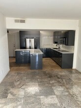 351 E Thomas Rd, Unit D104 in Phoenix, AZ - Building Photo - Building Photo