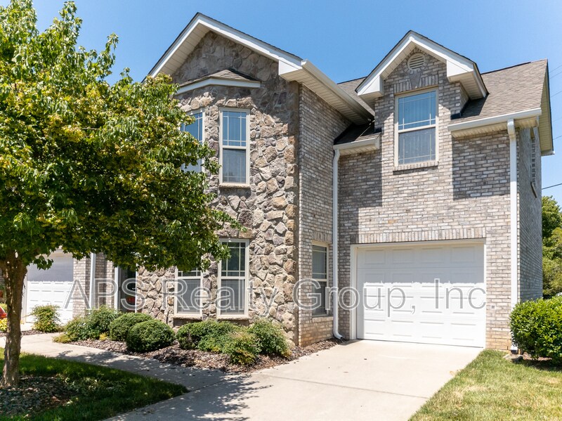 27 Four Farms Cir in Greensboro, NC - Building Photo