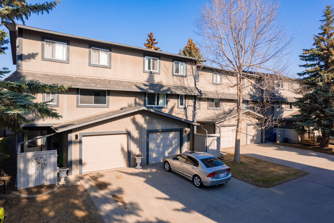 27 Silver Springs Dr NW in Calgary, AB - Building Photo