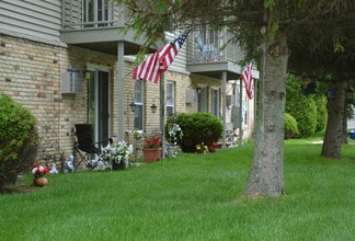 Forest Glen Apartments in Two Rivers, WI - Foto de edificio - Building Photo