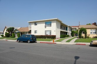 239-241 E Cedar Ave in Burbank, CA - Building Photo - Building Photo