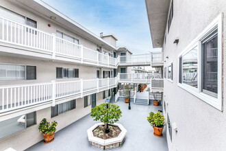 2411 Prospect Ave, Unit #224 in Hermosa Beach, CA - Foto de edificio - Building Photo