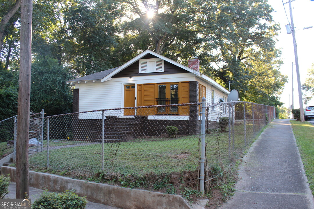 2063 McPherson Dr in East Point, GA - Building Photo