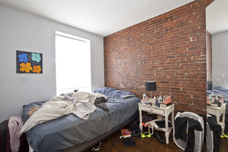 319 S 5th St in Brooklyn, NY - Building Photo - Interior Photo