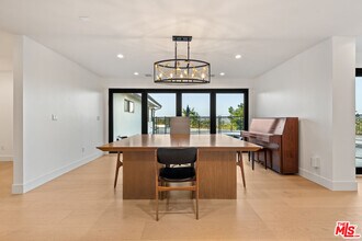 15655 Castlewoods Dr in Los Angeles, CA - Building Photo - Building Photo