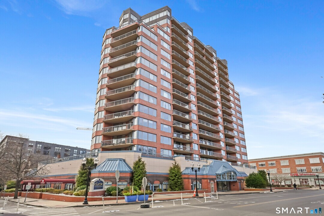 25 Forest St in Stamford, CT - Building Photo