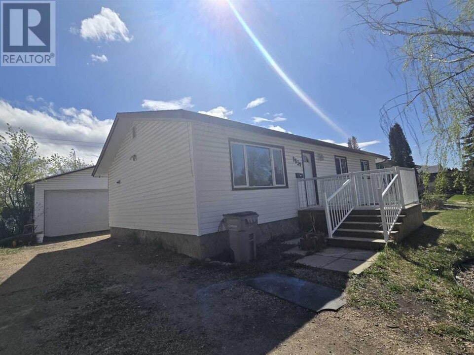 9639-9685 85 Ave in Grande Prairie, AB - Building Photo