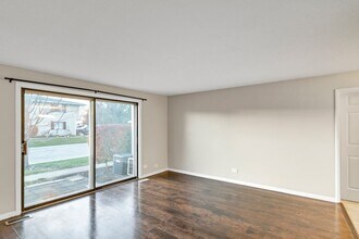 1321 Yarmouth Ct, Unit 662 in Schaumburg, IL - Building Photo - Building Photo