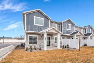 7213 W Lara Leigh Ln in Magna, UT - Building Photo - Building Photo
