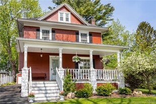 57 E Lake St in Skaneateles, NY - Building Photo