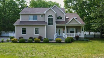 5 Mill Race Rd in Hampton Bays, NY - Building Photo
