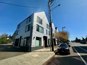Skidmore Apartments in Portland, OR - Foto de edificio - Building Photo