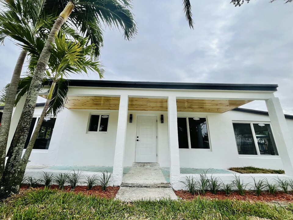 1612 E River Dr in Margate, FL - Building Photo