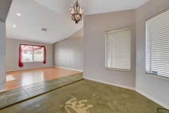 7628 W Oyster Cove Dr in Las Vegas, NV - Building Photo - Building Photo