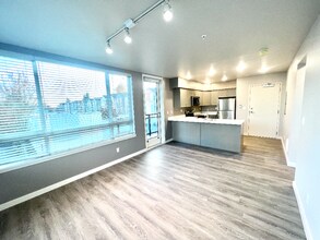 2330 Yakima Ct, Unit D304 in Tacoma, WA - Building Photo - Building Photo