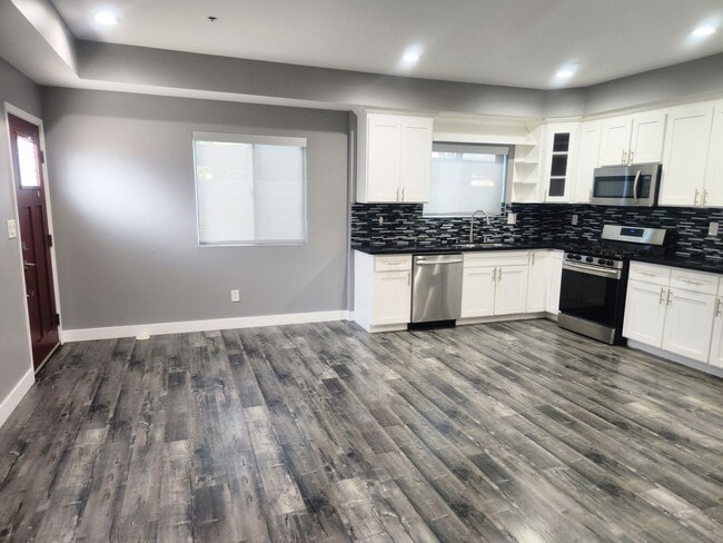 1654 1/2-631 W 83rd St