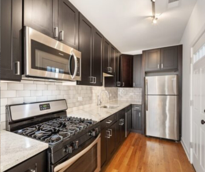 2209 W Eastwood Ave, Unit 2 in Chicago, IL - Foto de edificio