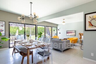 2204 W Acacia Rd in Palm Springs, CA - Foto de edificio - Building Photo