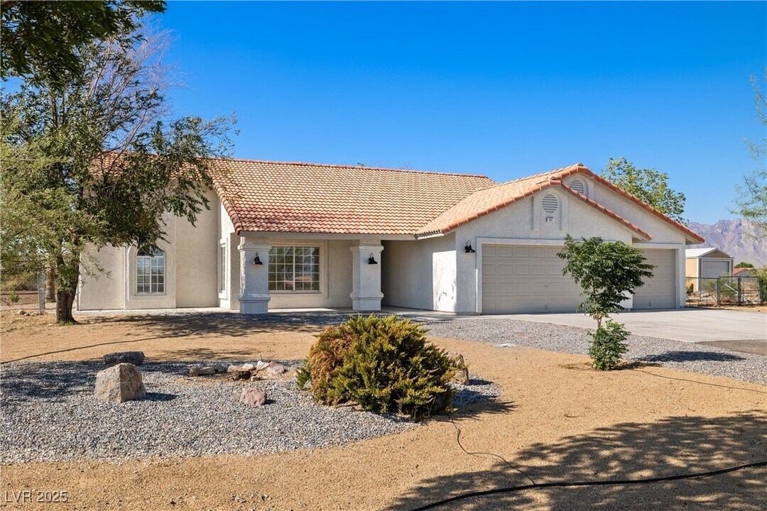 1601 W Iguana St in Pahrump, NV - Building Photo