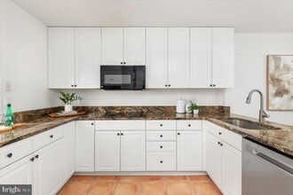 2086 Lake Audubon Ct in Reston, VA - Building Photo - Building Photo