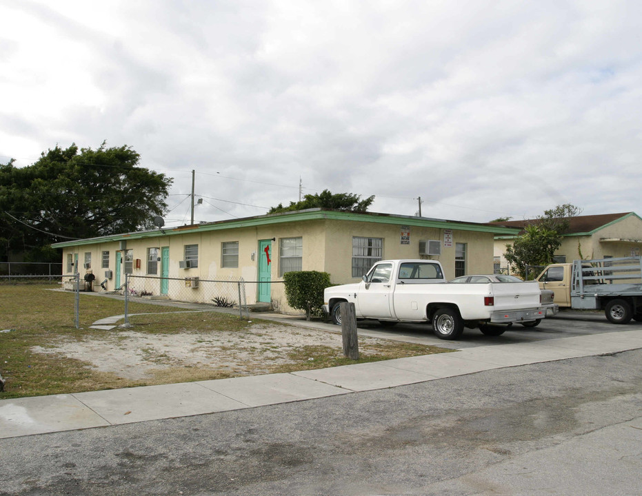 832 NW 10th St in Hallandale Beach, FL - Building Photo