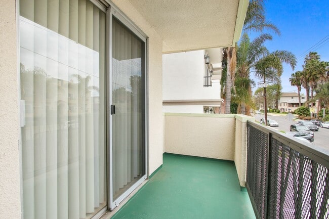 1723 S Barrington Ave in Los Angeles, CA - Foto de edificio - Building Photo