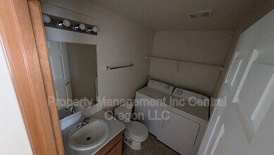 2110 Baines Blvd in Hubbard, OR - Building Photo - Building Photo