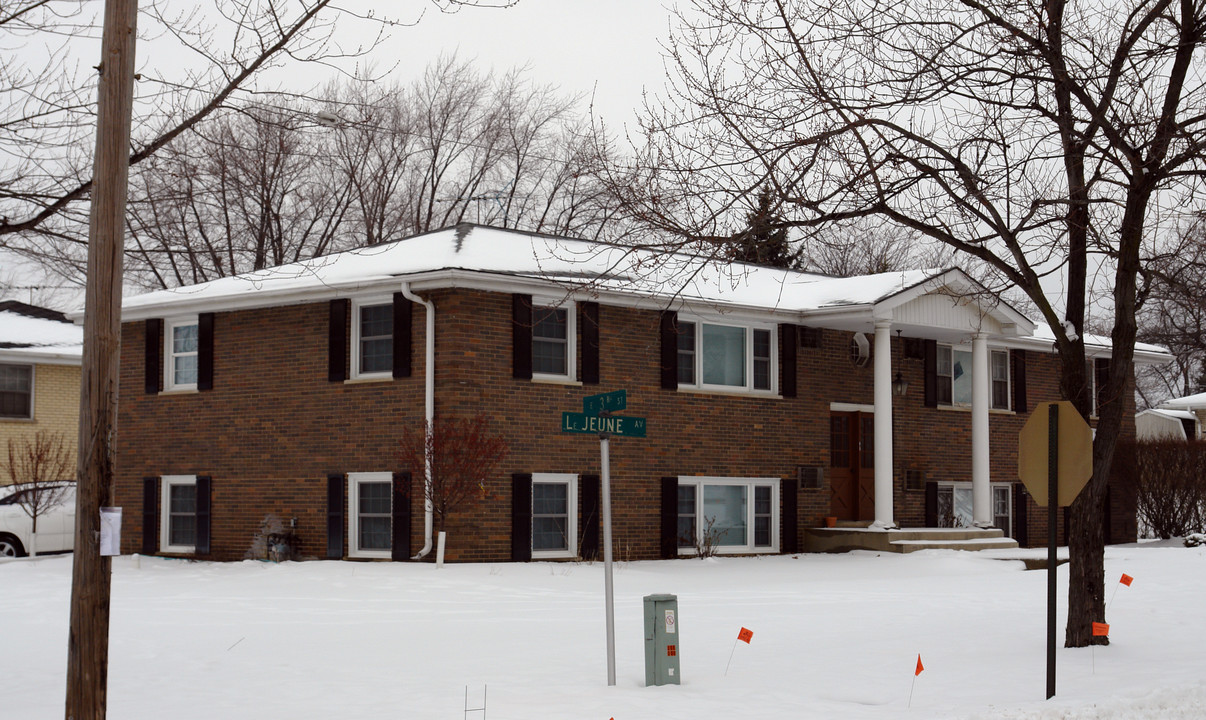 302 Le Jeune Ave in Lockport, IL - Foto de edificio