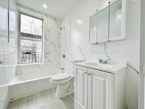 Crown Heights Room, HDTV, 24 min to Manhattan #537, Unit 2R in Brooklyn, NY - Foto de edificio - Building Photo