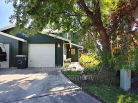 548 NE Negus Lp in Redmond, OR - Building Photo