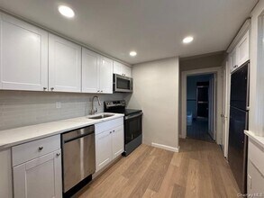 81 New St in Huntington, NY - Building Photo - Building Photo