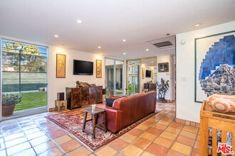 100 S Doheny Dr, Unit 214 in Los Angeles, CA - Building Photo - Building Photo