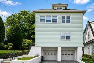 42 Crestview St in New Rochelle, NY - Building Photo