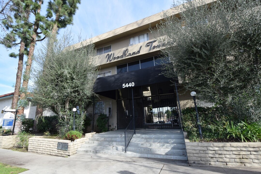 5440 Quakertown Ave in Los Angeles, CA - Building Photo