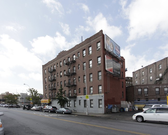 213 Union Ave in Brooklyn, NY - Foto de edificio - Building Photo