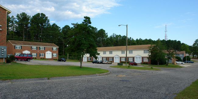 Woodbridge Townhomes in Fayetteville, NC - Building Photo - Building Photo