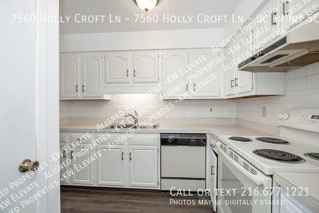 7560 Hollycroft Ln, Unit Unit 5C in Mentor, OH - Building Photo - Building Photo