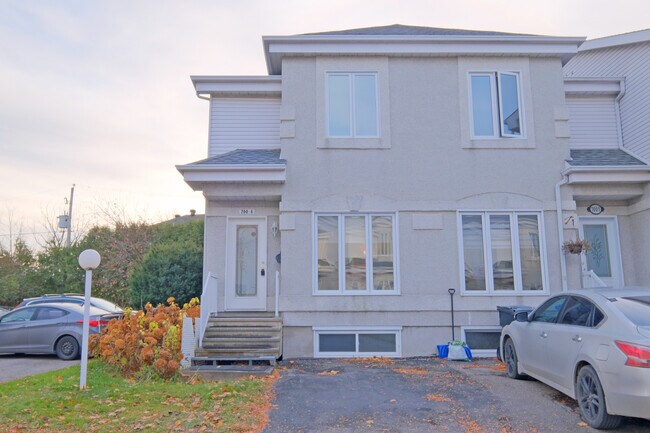 6-700 Valois Rue in Vaudreuil-dorion, QC - Building Photo - Building Photo