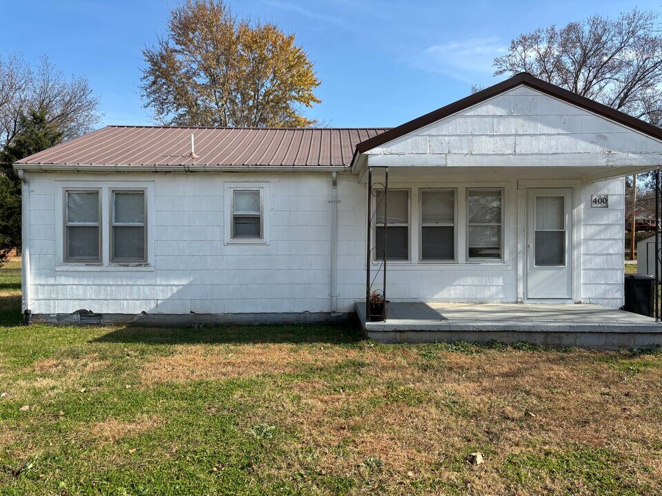 400 N Diagonal St in Decherd, TN - Building Photo