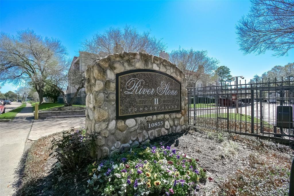 10855 Meadowglen Ln in Houston, TX - Building Photo