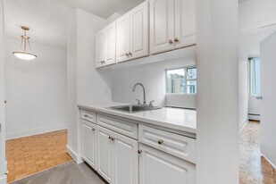 1225 Cardero St in Vancouver, BC - Building Photo - Building Photo