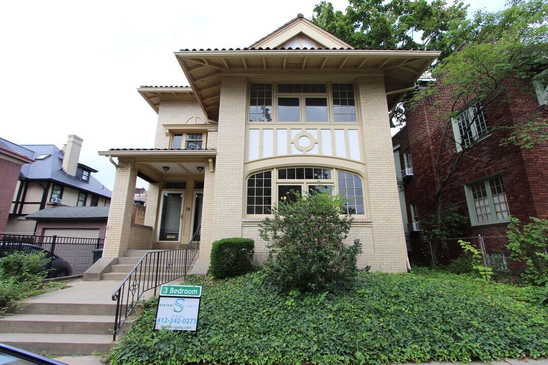 524-526-526 St James Pl in Pittsburgh, PA - Building Photo