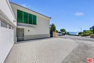 1054 Enchanted Way in Los Angeles, CA - Building Photo - Building Photo