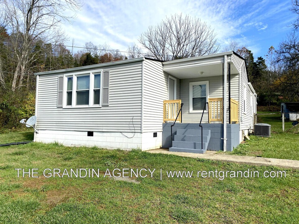 8623 Plantation Rd in Roanoke, VA - Building Photo