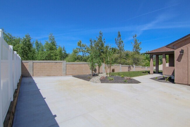 2741 Smith Ave in Shasta Lake, CA - Building Photo - Building Photo