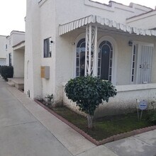 1032 W 103rd St in Los Angeles, CA - Building Photo - Building Photo