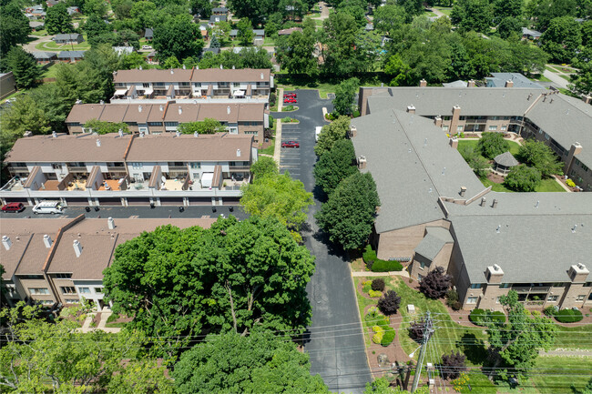 Woodspoint Townhomes in Louisville, KY - Building Photo - Building Photo