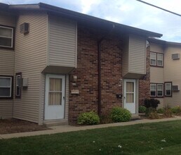 825 N Rochester St, Unit Maple Court in Mukwonago, WI - Building Photo - Building Photo