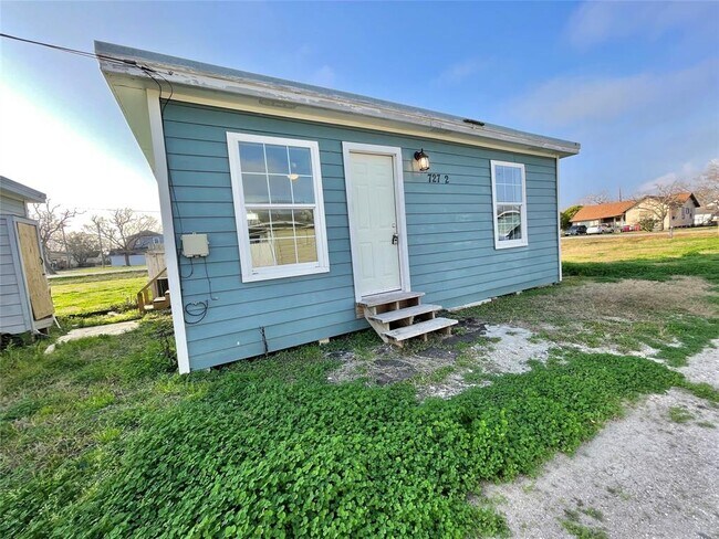 727 W 6th St in Freeport, TX - Building Photo - Building Photo
