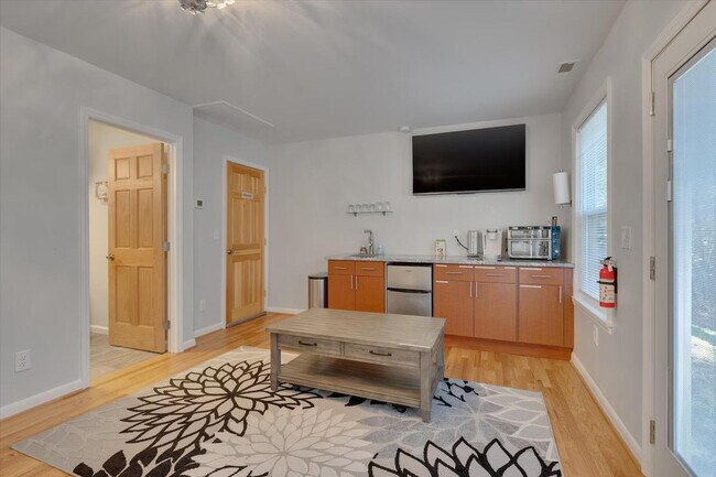 824 Warren Ave in Cary, NC - Foto de edificio - Building Photo